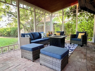 Walk downtown, Charming 3 BR -2 King beds, Porch, Fire Pit, Theatre, Fenced Yard