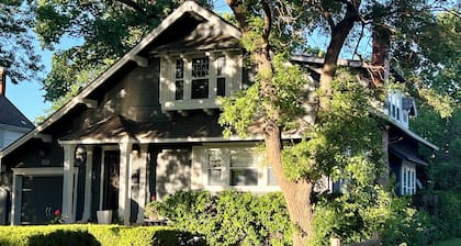 Walk downtown, Charming 3 BR -2 King beds, Porch, Fire Pit, Theatre, Fenced Yard