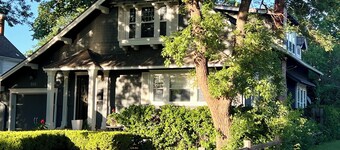 Walk downtown, Charming 3 BR -2 King beds, Porch, Fire Pit, Theatre, Fenced Yard