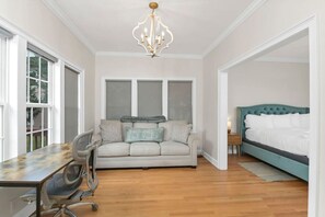 3 chambres, bureau, fer et planche à repasser, lit parapluie