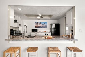 Frigorifero, microonde, forno, piano cottura