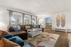 Smart TV - The Sunset Escape - Heated Pool! Game Room! Sleeps 10! 8 minutes to the Beach! (Largo)