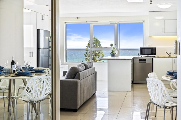 Kylskåp, mikrovågsugn, ugn och spishäll