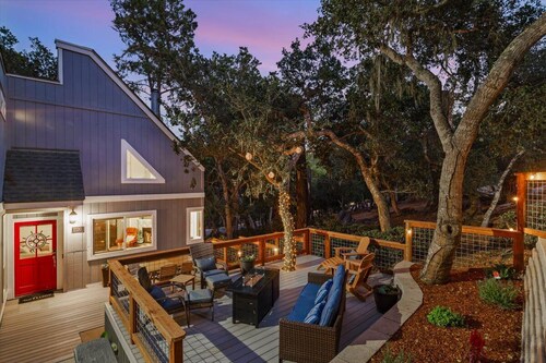 Charming Cambria Retreat w HotTub, Sleeps 8, FirePit, 5 min to Coast/Main St