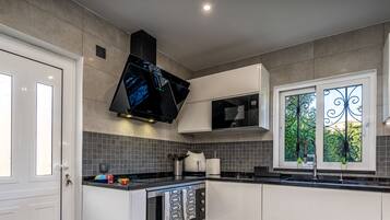 Lemari es, microwave, oven, dan kompor