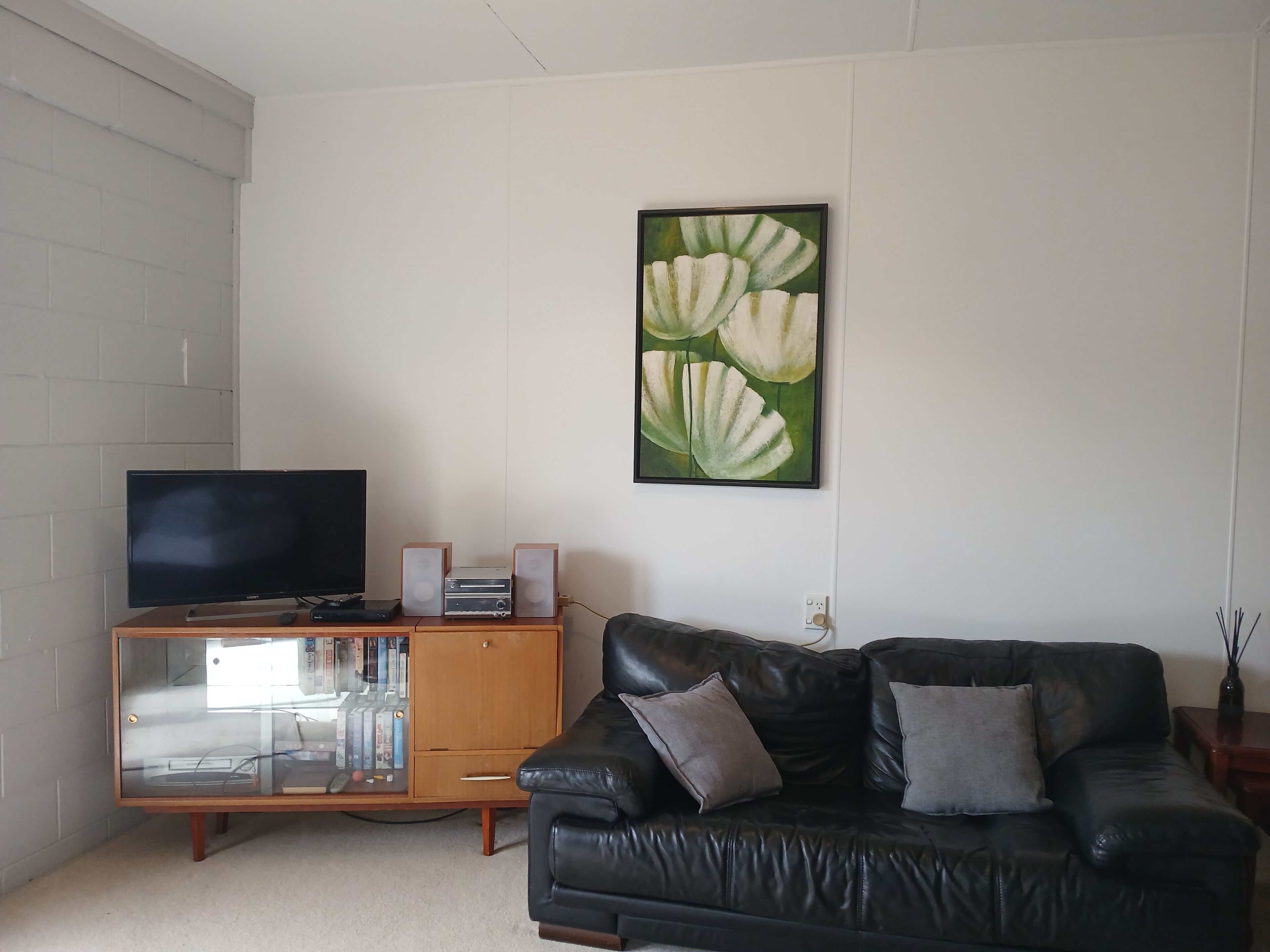 Fernseher, DVD-Player, Bücher, Stereoanlage