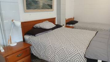 1 Schlafzimmer, Schreibtisch, Bügeleisen/Bügelbrett, Reisekinderbett