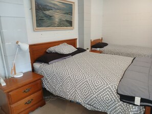 1 quarto, escrivaninha, ferros/tábuas de passar roupa, berço de viagem