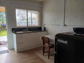 Kylskåp, mikrovågsugn, ugn och kaffe- och tebryggare