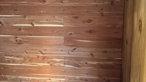 Un intérieur en bois avec des panneaux de plafond à lattes et une structure en poutres métalliques apparentes.