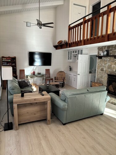 Charming 3-bedroom townhome-like guest unit with AC and WiFi in QEBA