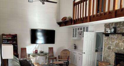 Charming 3-bedroom townhome-like guest unit with AC and WiFi in QEBA
