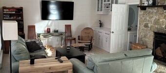 Charming 3-bedroom townhome-like guest unit with AC and WiFi in QEBA