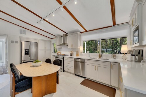 Executive stay home newly remodeled 3-bed house walkable to Downtown Woodstock