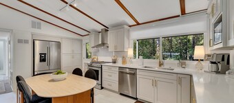 Executive stay home newly remodeled 3-bed house walkable to Downtown Woodstock