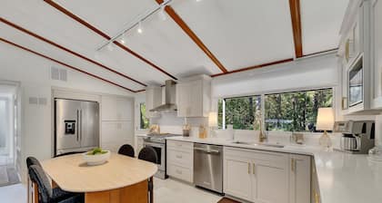 Executive stay home newly remodeled 3-bed house walkable to Downtown Woodstock