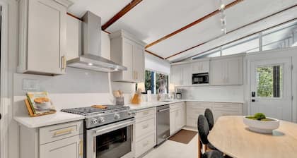 Remodeled 3-bedroom house walkable to Downtown Woodstock