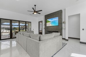 Smart TV, mesa de pingue-pongue