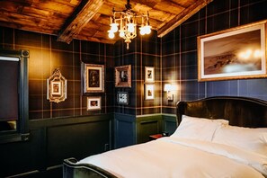 8 bedrooms, iron/ironing board, WiFi, bed sheets