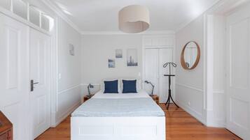 3 habitaciones, tabla de planchar con plancha y acceso a internet