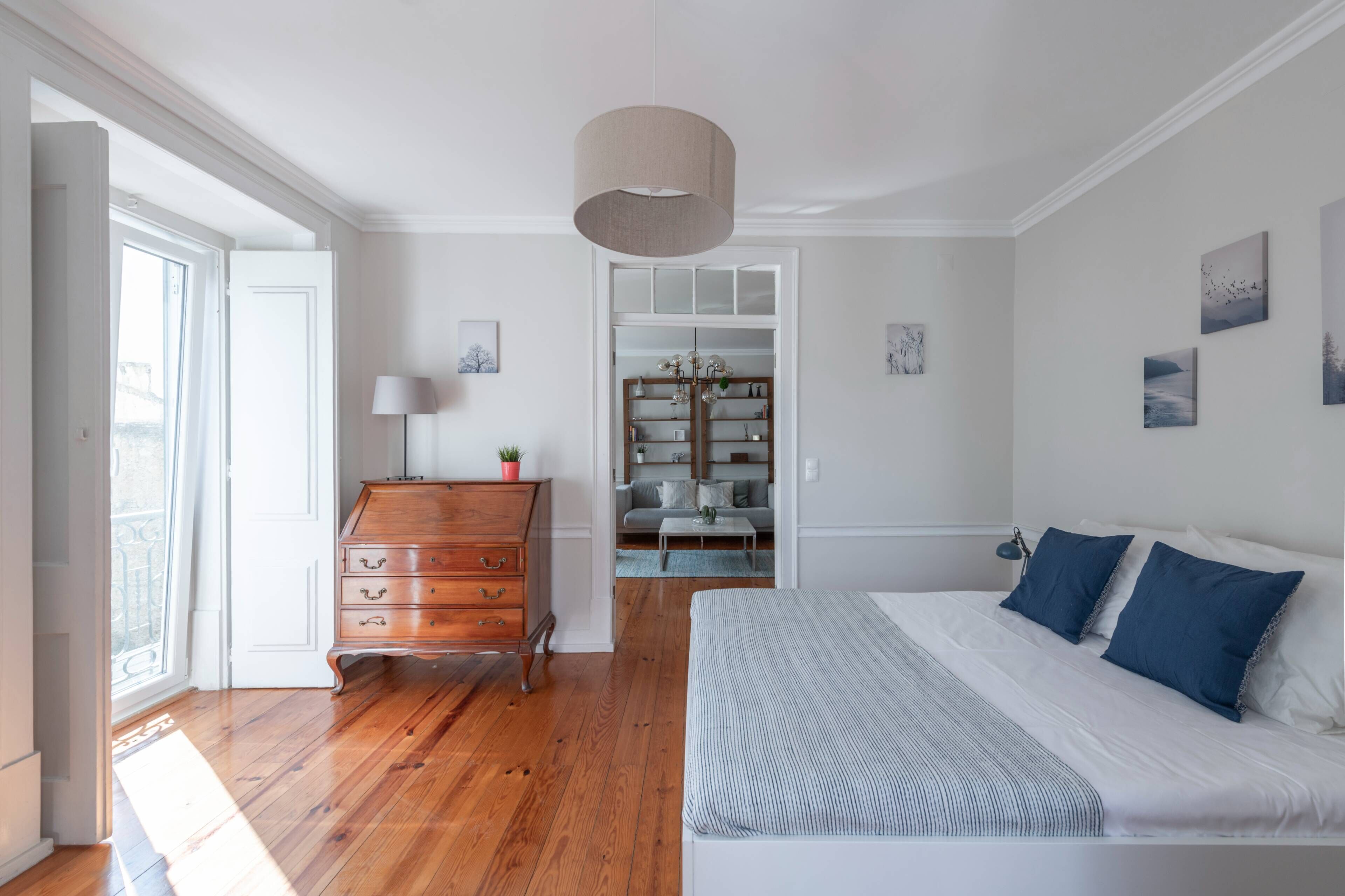 3 habitaciones, tabla de planchar con plancha y acceso a internet 