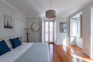 3 habitaciones, tabla de planchar con plancha, internet y ropa de cama