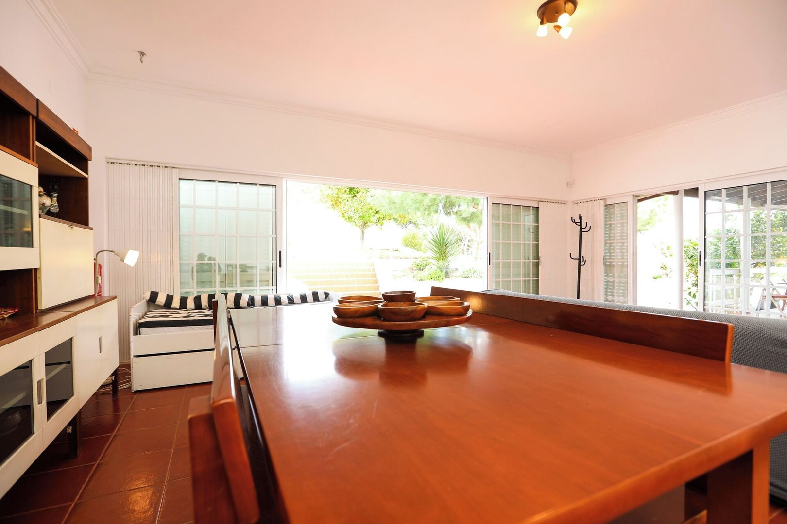 Una cocina moderna con una mesa de comedor, un sofá y vistas al exterior.