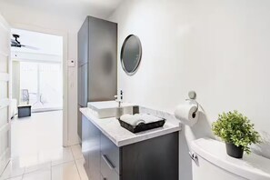 Hårtørrer, håndklæder, Sæbe, Toiletpapir