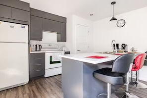 Mikrobølgeovn, kokeplater og oppvaskmaskin