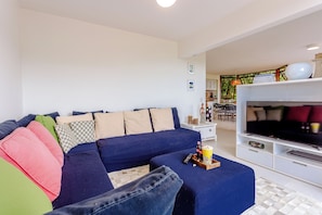 Villa | Wohnzimmer | 43-Zoll-Smart-TV mit Digitalempfang