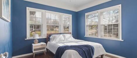 2 slaapkamers, een bureau, een strijkplank/strijkijzer, gratis wifi