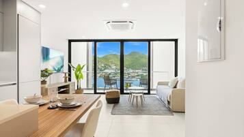 Una televisión, un reproductor estéreo