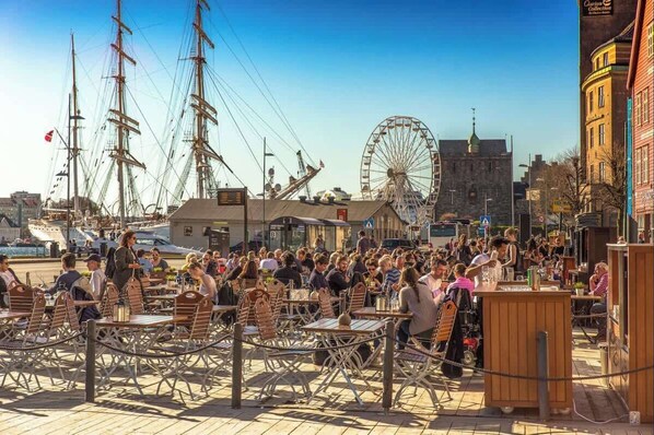 Outdoor dining - 5 Min From Torget I Nearby Coast I Newly Furnished (Bergenhus)