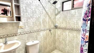 Dusj, håndklær og toalettpapir