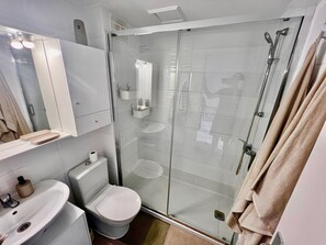 Suihku, hiustenkuivaaja, pyyhkeet