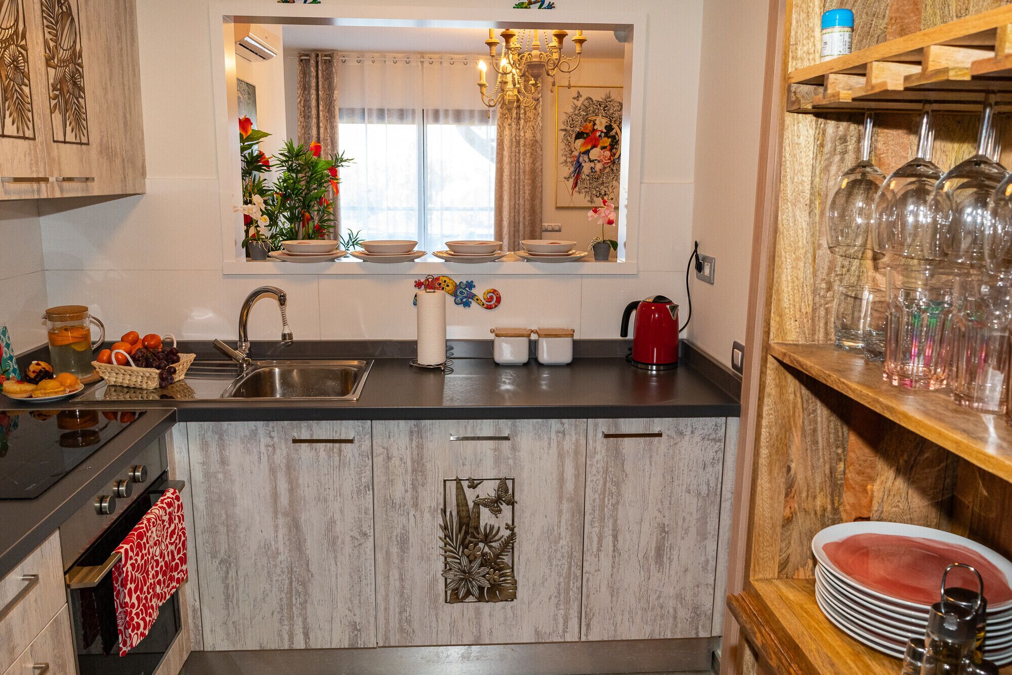 Una cocina moderna con una isla central, electrodomésticos de acero inoxidable y un salpicadero de madera.