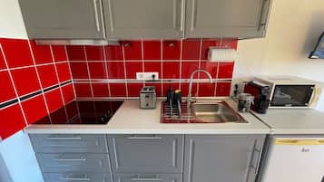 Een koelkast, een magnetron, een kookplaat