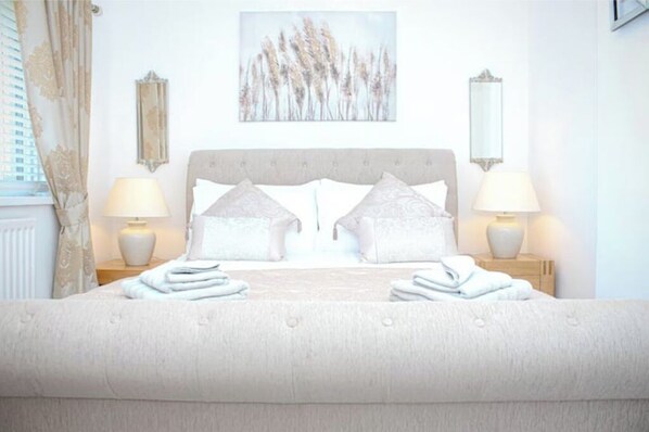 2 bedrooms, iron/ironing board, travel crib, WiFi - 5 min walk to Seaton Sluice beach (Special price for single room) (Seaton Sluice)