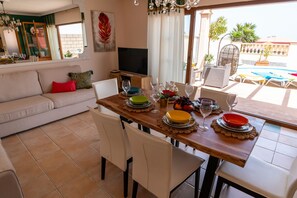 Dining - V8 – Luxurious villa for up to 10 people (Caleta de Fuste)
