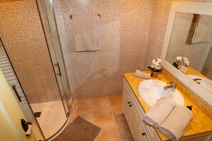 Douche, sèche-cheveux, serviettes fournies