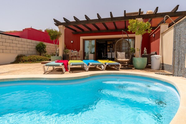 A heated pool - V8 – Luxurious villa for up to 10 people (Caleta de Fuste)