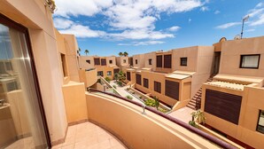 Zona residencial con varios edificios, cielo despejado y una antena visible.