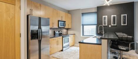 Kjøleskap, mikrobølgeovn, ovn og kokeplater