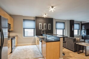 Réfrigérateur, four à micro-ondes, un four, surface de cuisson