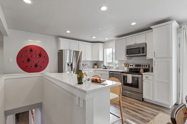 Een koelkast, een microgolfoven, een oven, een kookplaat