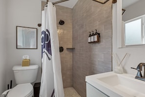 Douche, serviettes fournies, savon, shampoing