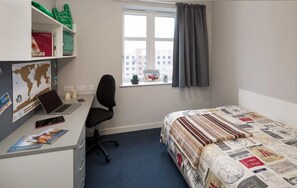 Blackout curtains, iron/ironing board, free WiFi - Bay Campus (Swansea)