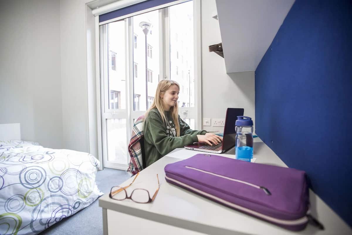 Verduisterende gordijnen, een strijkplank/strijkijzer, gratis wifi