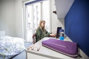Verduisterende gordijnen, een strijkplank/strijkijzer, gratis wifi