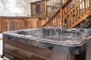 Outdoor spa tub - Spacious 7 Bed Retreat, Hot Tub + Ski Hill Views (Fraser)